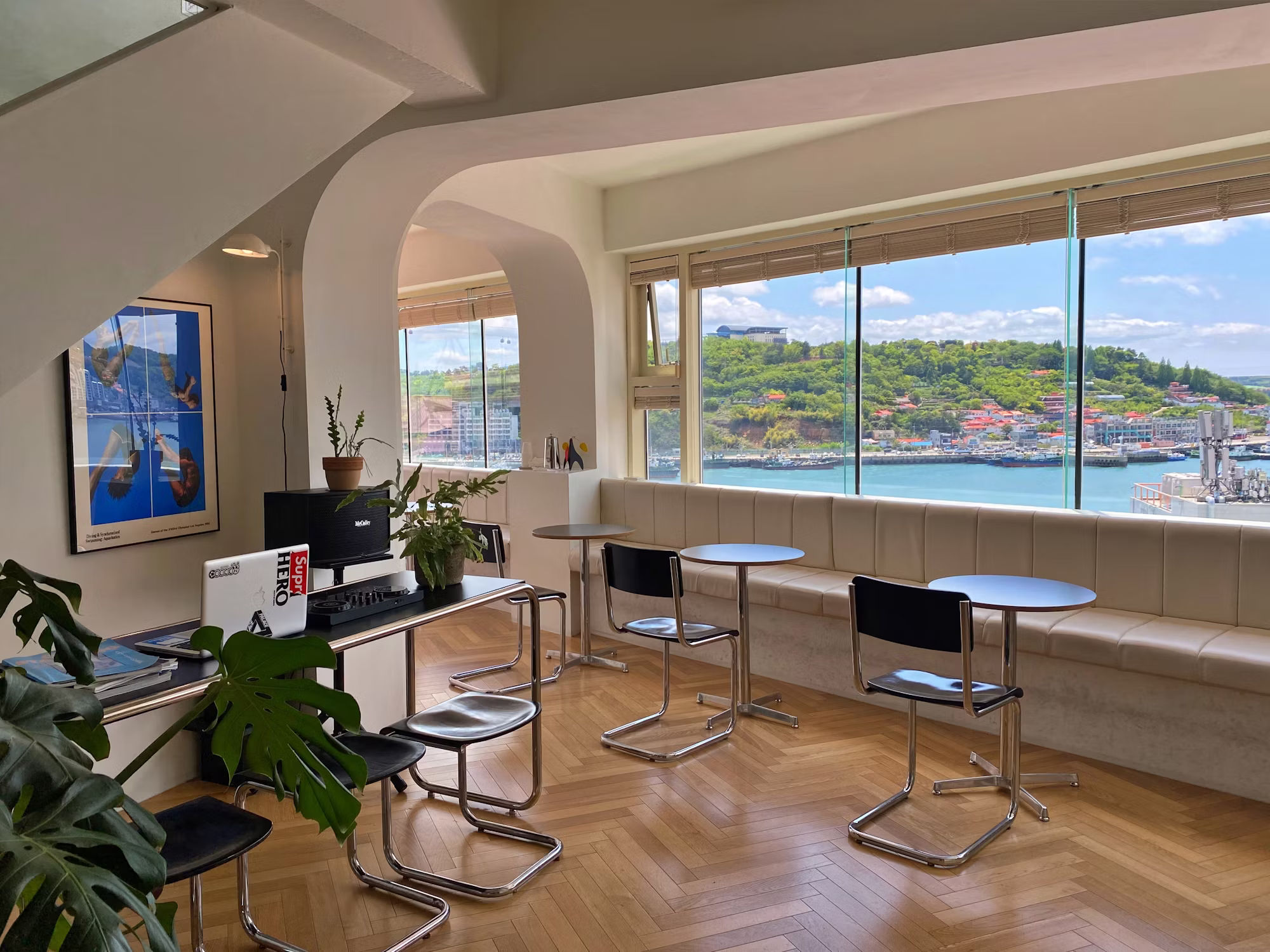 Exploring the Rise of Pet-Friendly Cafés: A Haven for Animal Lovers